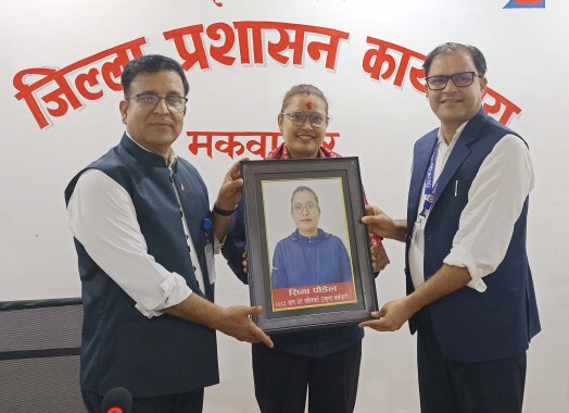 २०८३ साल जेठ महिनाको कार्यालयको उत्कृष्ट कर्मचारी नायब सुब्बा श्री सिमा पौडेललाई प्रजिअज्यू र सप्रजिअज्यूद्वारा सम्मान गरिंदै ।
