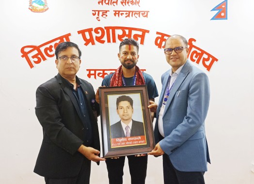 २०८३ साल असार महिनाको कार्यालयको उत्कृष्ट कर्मचारी कार्यालय सहयोगी श्री बिनोद काफ्लेलाई प्रमुख जिल्ला अधिकारी र सहायक प्रमुख जिल्ला अधिकारीद्वारा सम्मान गरिंदै ।