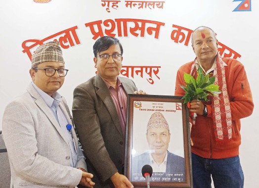 २०८३ साल असोज महिनाको कार्यालयको उत्कृष्ट कर्मचारी नायब सुब्बा श्री अश्विन कुमार अर्याललाई प्रमुख जिल्ला अधिकारीद्वारा सम्मान गरिंदै ।