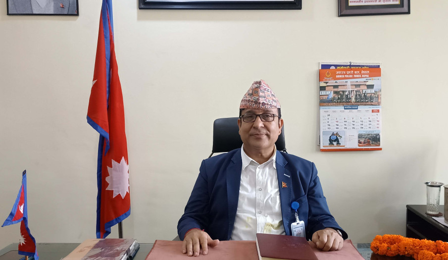 श्रीमान् प्रमुख जिल्ला अधिकारी बसन्त अधिकारीज्यू पदभार ग्रहण गर्नुहुँदै ।