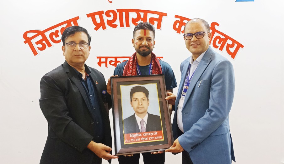 २०८३ साल असार महिनाको कार्यालयको उत्कृष्ट कर्मचारी कार्यालय सहयोगी श्री बिनोद काफ्लेलाई प्रमुख जिल्ला अधिकारी र सहायक प्रमुख जिल्ला अधिकारीद्वारा  सम्मान गरिंदै ।