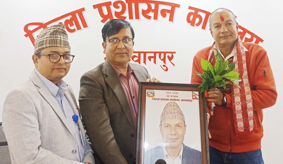 २०८३ साल असोज महिनाको कार्यालयको उत्कृष्ट कर्मचारी नायब सुब्बा श्री अश्विन कुमार अर्याललाई प्रमुख जिल्ला अधिकारीद्वारा सम्मान गरिंदै ।