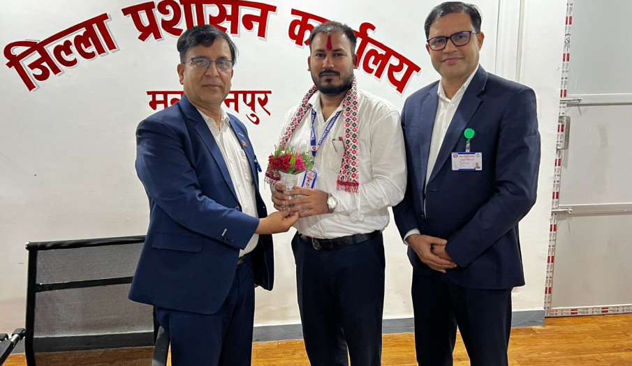 २०८३ बैशाख महिनाको कार्यालयको उत्कृष्ट कर्मचारी श्री अमित कुमार कर्णलाई प्रजिअज्यूद्वारा सम्मान गरिंदै ।