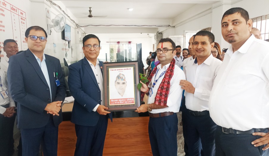 २०८३ साल भाद्र महिनाको कार्यालयको उत्कृष्ट कर्मचारी नायब सुब्बा श्री दिपक कुमार पौडेललाई प्रमुख जिल्ला अधिकारीद्वारा सम्मान गरिंदै ।