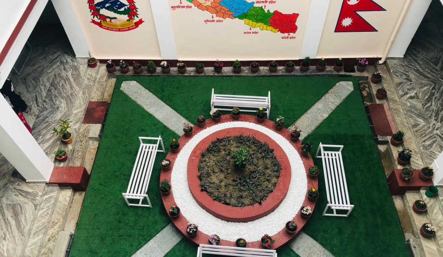 जिल्ला प्रशासन कार्यालय, मकवानपुरको कार्यालय परिसरभित्र निर्मित सुशासन पार्क ।