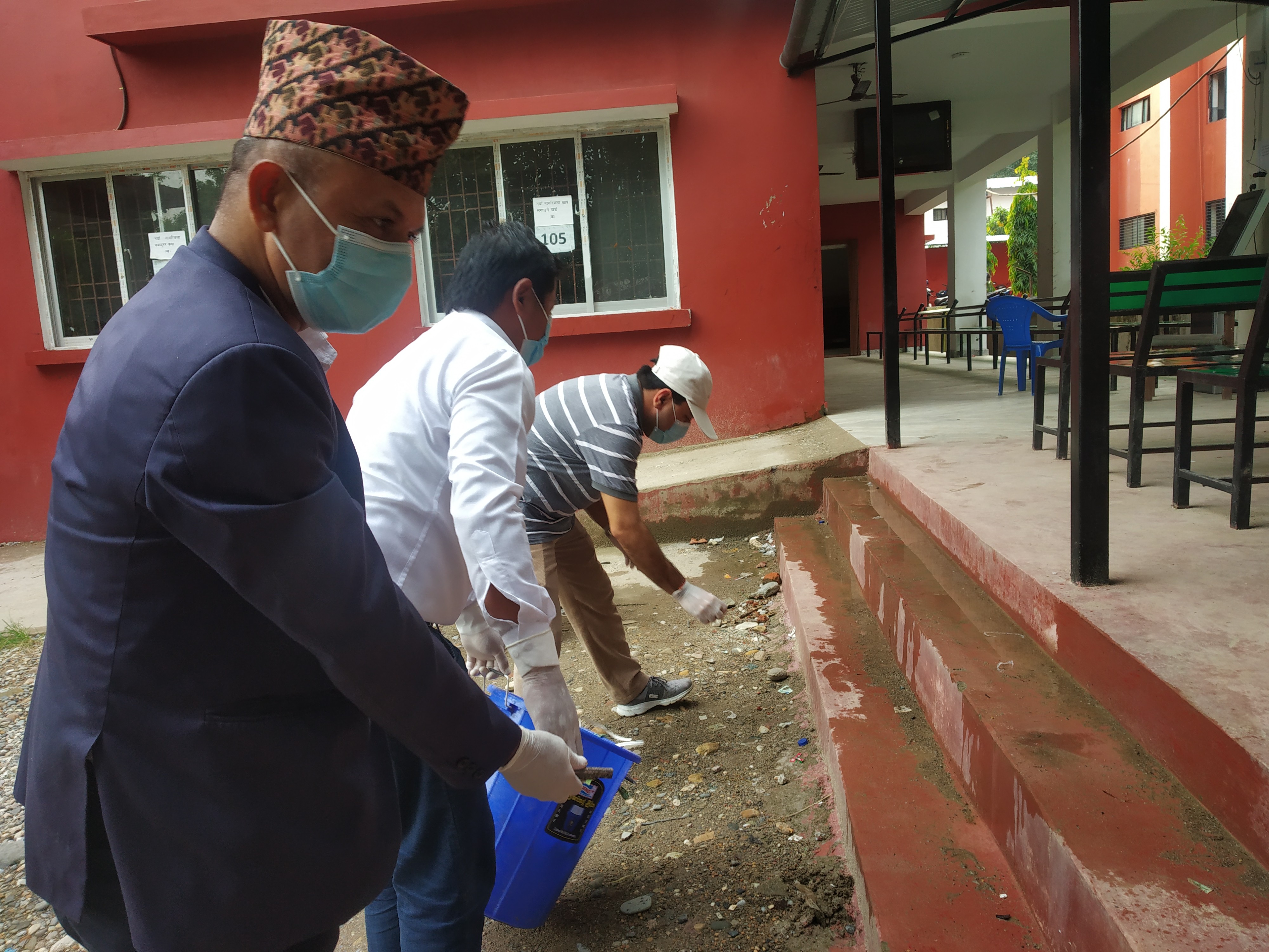 निजामती सेवा दिवस, २०७८ को अवसरमा मिति २०७८-०५-२१ गते आयोजना गरिएको कार्यालय परिसर सरसफाई एवं वृक्षारोपण कार्यक्रम ।