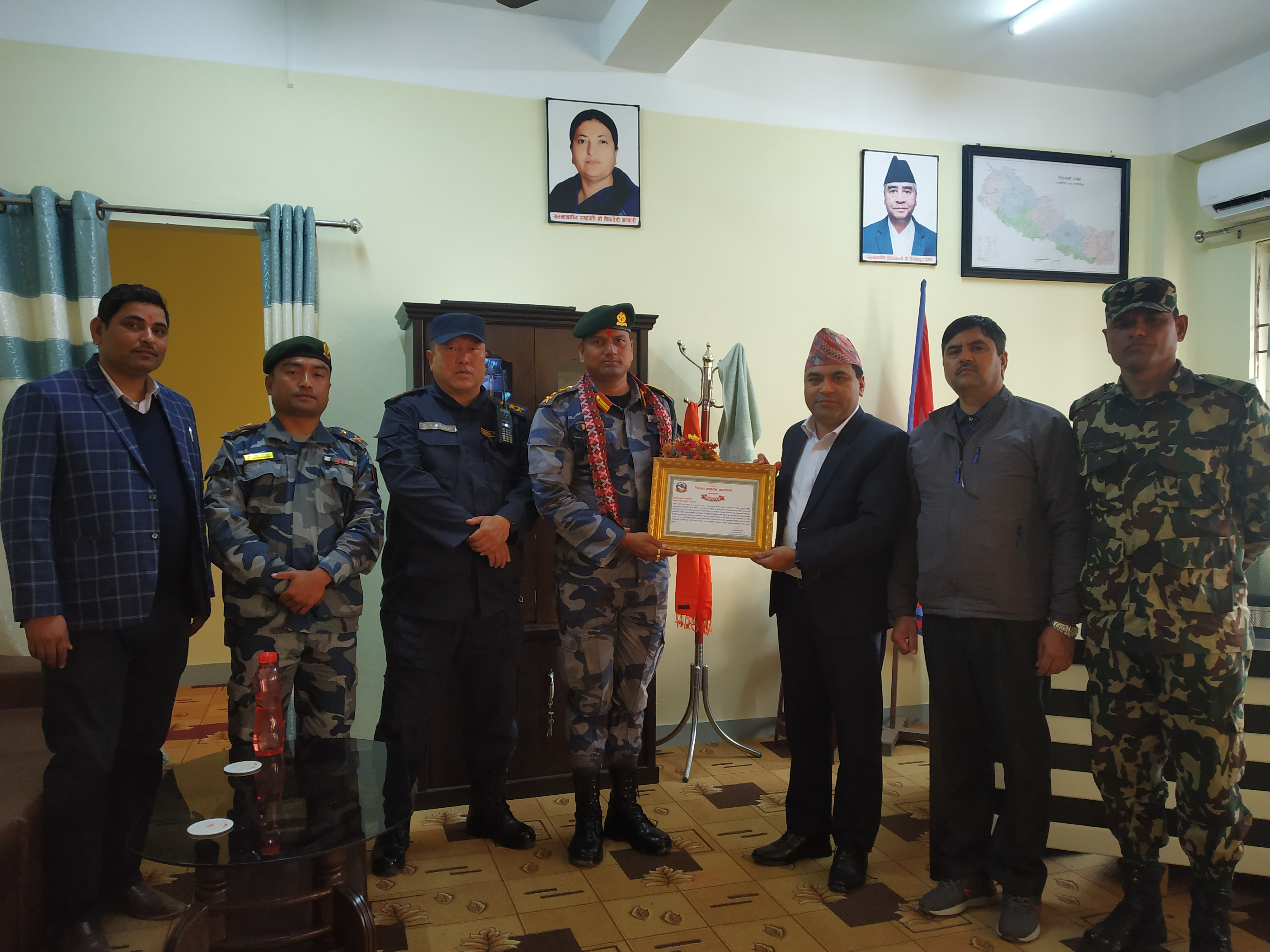 का.मु. सशस्त्र प्रहरी वरिष्ठ उपरीक्षक श्री निरकृष्ण अधिकारीको विदाई कार्यक्रम ।