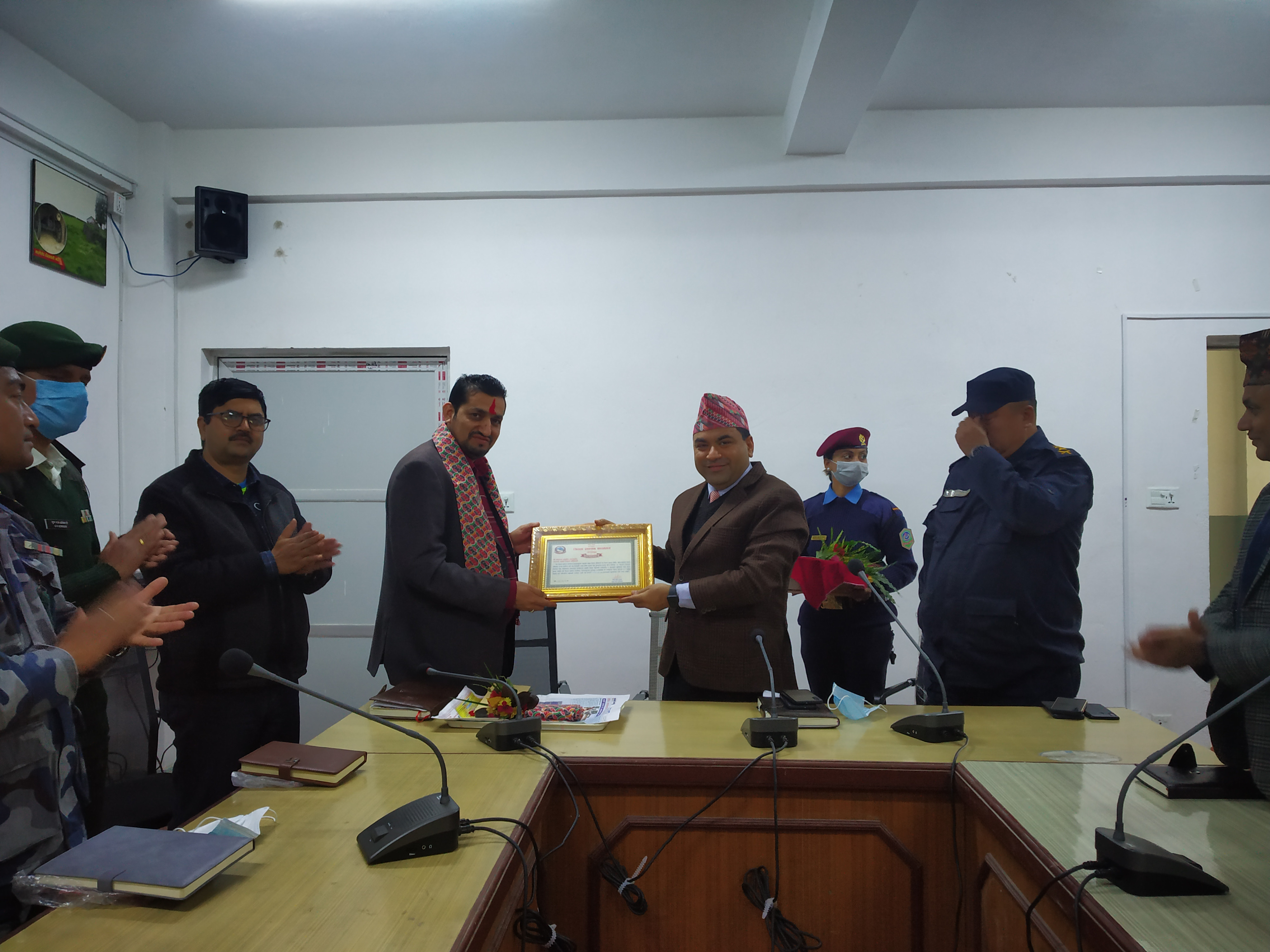 जिल्ला प्रशासन कार्यालय, मकवानपुरबाट सरूवा भई जिल्ला प्रशासन कार्यालय, बझाङमा प्रमुख जिल्ला अधिकारीको रूपमा जान लाग्नु भएका सहायक प्रमुख जिल्ला अधिकारी श्री बाबुराम अर्यालज्यूको विदाई ।