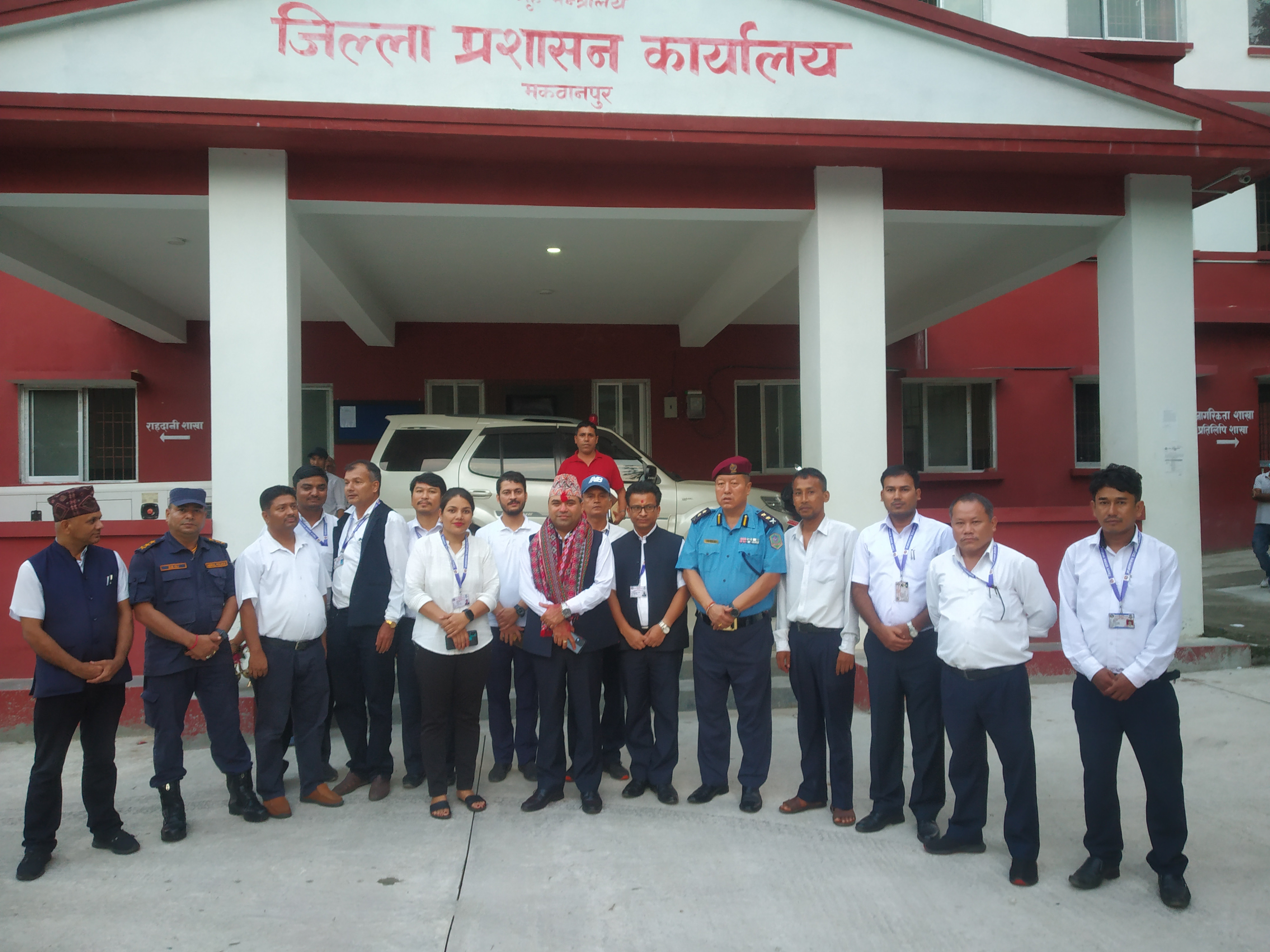 जिल्ला प्रशासन कार्यालय, मकवानपुरबाट सरूवा भई जिल्ला प्रशासन कार्यालय, रुपन्देही जान लाग्नु भएका प्रमुख जिल्ला अधिकारी श्री भरत मणी पाण्डेज्यूको विदाई ।