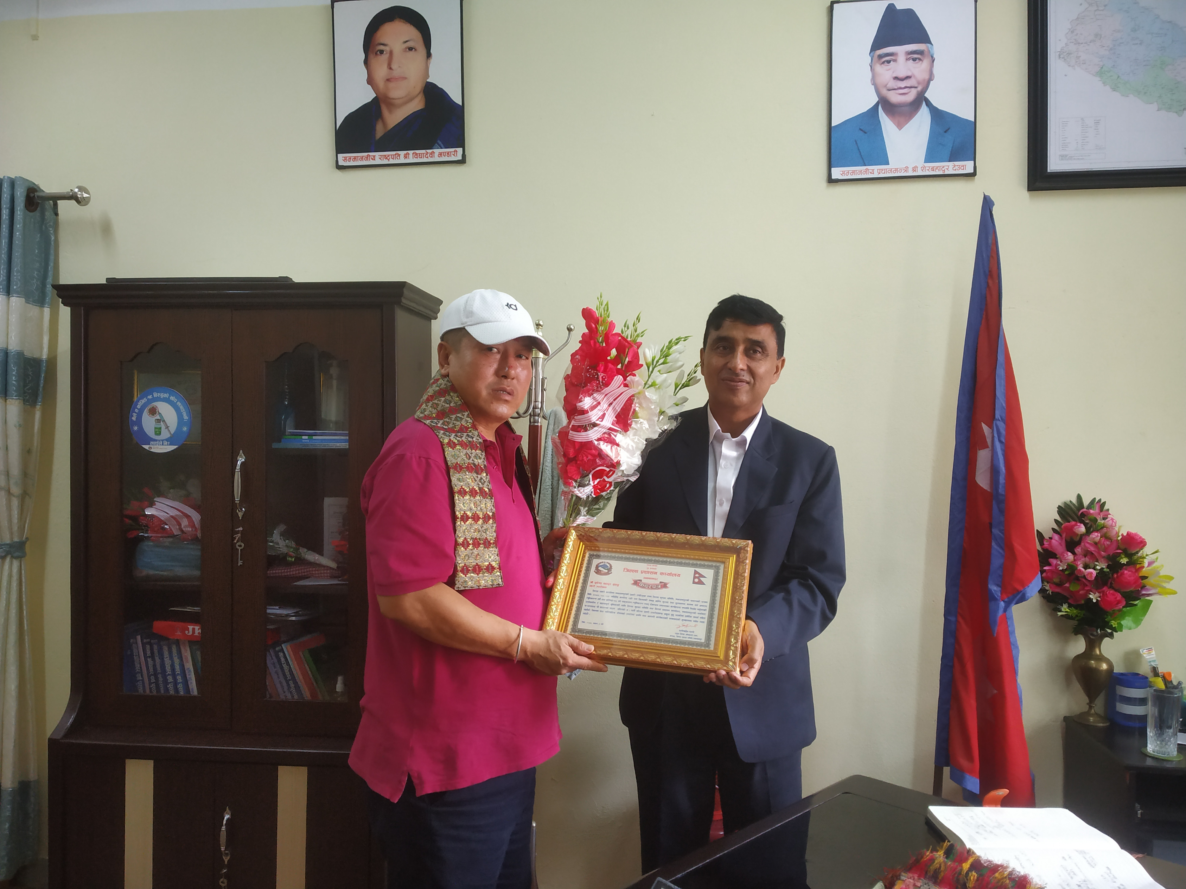 वरिष्ठ प्रहरी उपरीक्षकमा बढुवा भई रमाना हुन लाग्नु भएका जिल्ला प्रहरी कार्यालय, मकवानपुरका प्रहरी उपरीक्षक श्री सुरेन्द्र बहादुर गुरुङ्गको विदाई ।