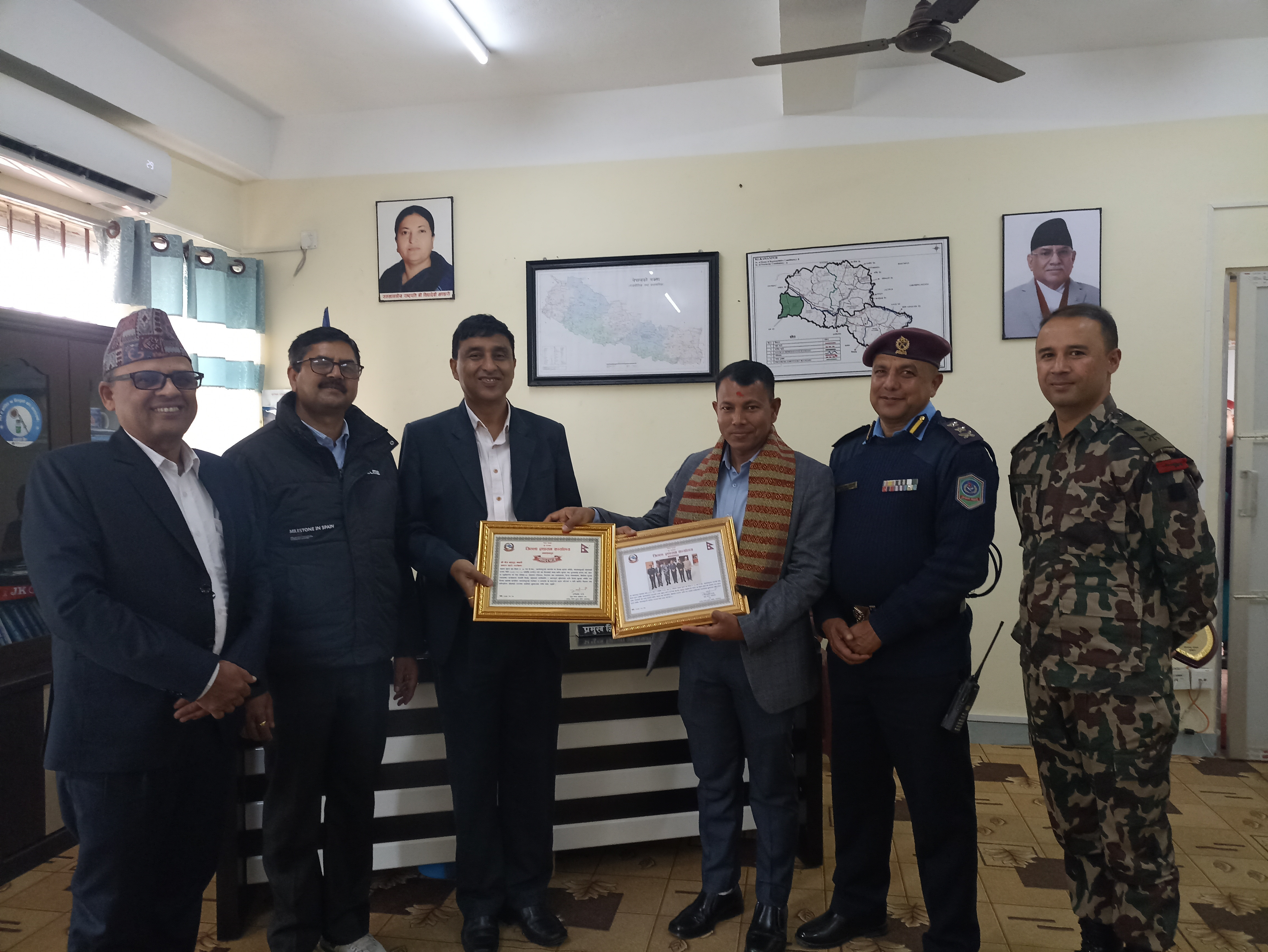 सशस्‍त्र प्रहरी बल, नेपाल नं. १४ गण हे.क्‍वा., मकवानपुरबाट सरूवा भई सशस्त्र प्रहरी बल, नेपाल ए.पि.एफ. कमाण्ड तथा स्टाफ कलेज, काठमाडौं जान लाग्‍नु भएका सशस्त्र प्रहरी उपरीक्षक श्री नेत्र बहादुर कार्कीज्यूको विदाई ।