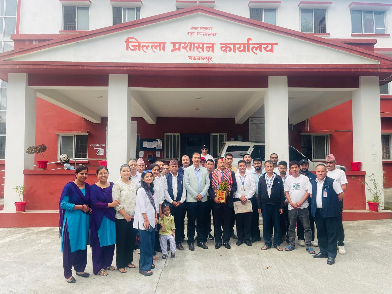 जिल्ला प्रशासन कार्यालय, मकवानपुरबाट सरूवा भई जिल्ला प्रशासन कार्यालय, सुनसरी जान लाग्नु भएका सहायक प्रमुख जिल्ला अधिकारी श्री लोकमान श्रेष्ठज्यूको विदाई ।