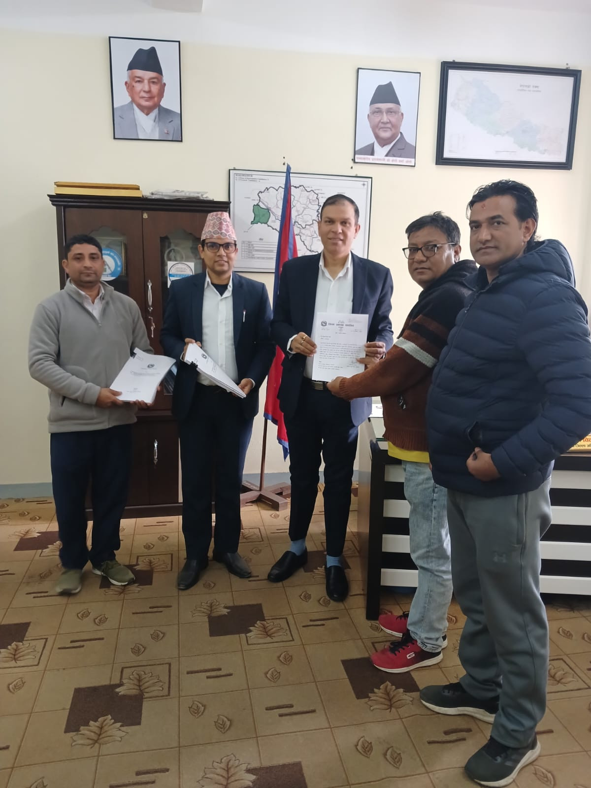 श्रीमान् प्रमुख जिल्ला अधिकारीज्यूको आवास भवन निर्माण कार्यका लागि ठेक्का सम्झौता भई सम्बन्धित निर्माण व्यवसायी श्री सत्‌गुण/निध्याना जेभि, हेटौडा-४, मकवानपुरलाई मिति २०८१-०९-२१ गते कार्यादेश प्रदान गरिंदै ।